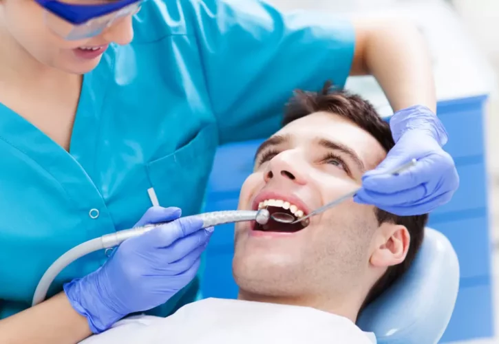 Chirurgia stomatologiczna a leczenie zachowawcze – równowaga
