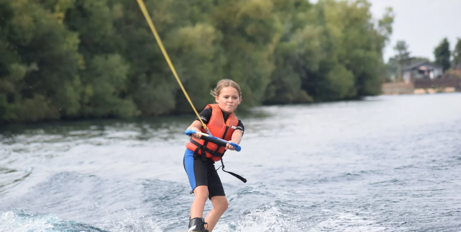 Flitescooter a wakeboard – co wybrać, jeśli boisz się wody?