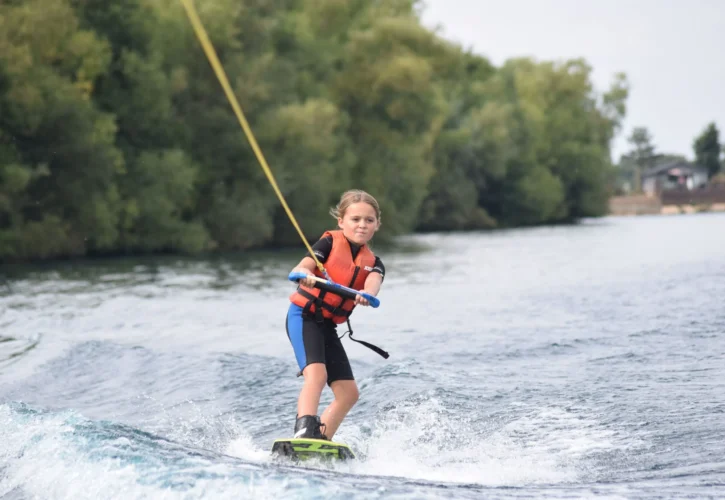 Flitescooter a wakeboard – co wybrać, jeśli boisz się wody?