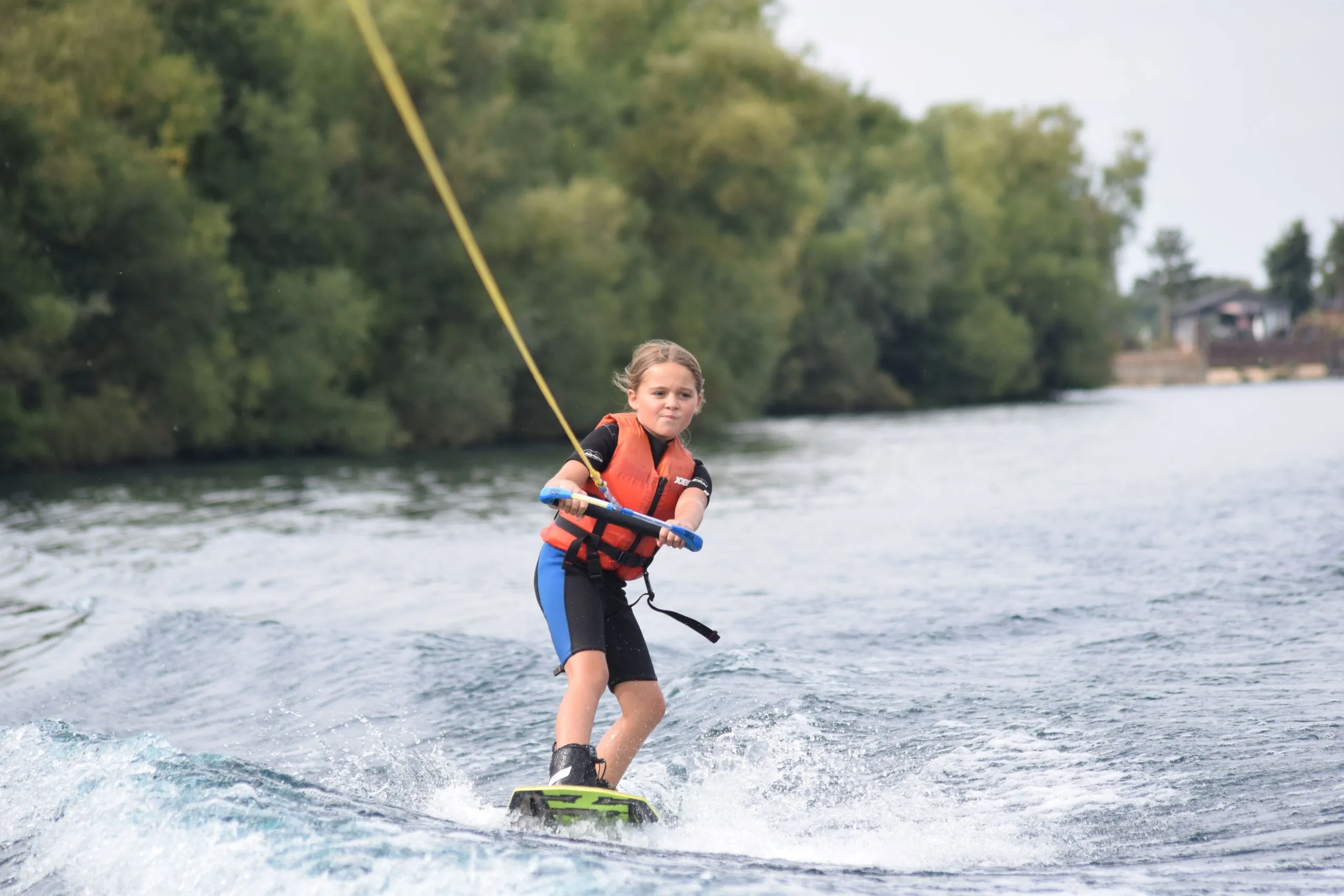 Flitescooter a wakeboard – co wybrać, jeśli boisz się wody?